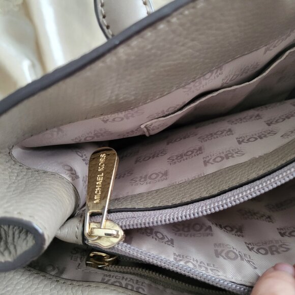 Micheal Kors Cream Tote Purse - Picture 6 of 11